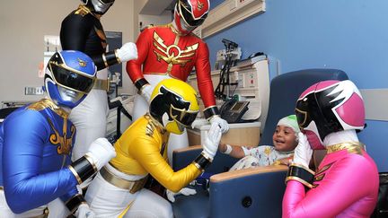 Des Power Rangers distraient un jeune patient &agrave; l'h&ocirc;pital Mattel &agrave; Los Angeles (Californie, Etats-Unis), le 14 octobre 2013. (BOB RIHA JR. / AP / SIPA)